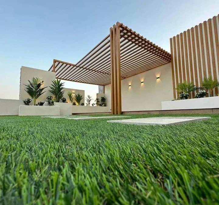 فريق متخصص من شركة تركيب عشب صناعي بالرياض